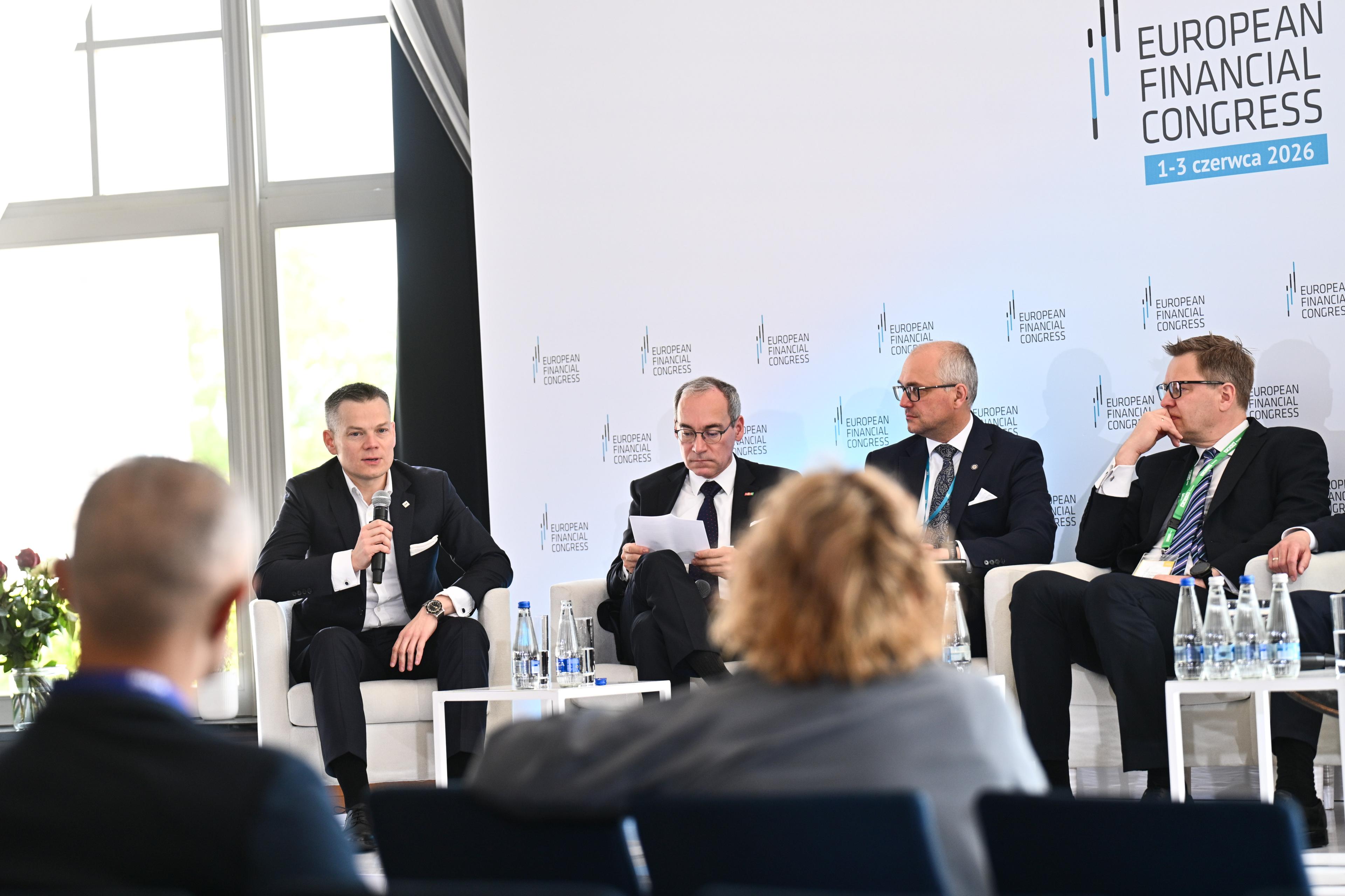 Jacek_Jastrzębski_wystapił_podczas_EKF_w_panelu_nt_instrumentów_AT1