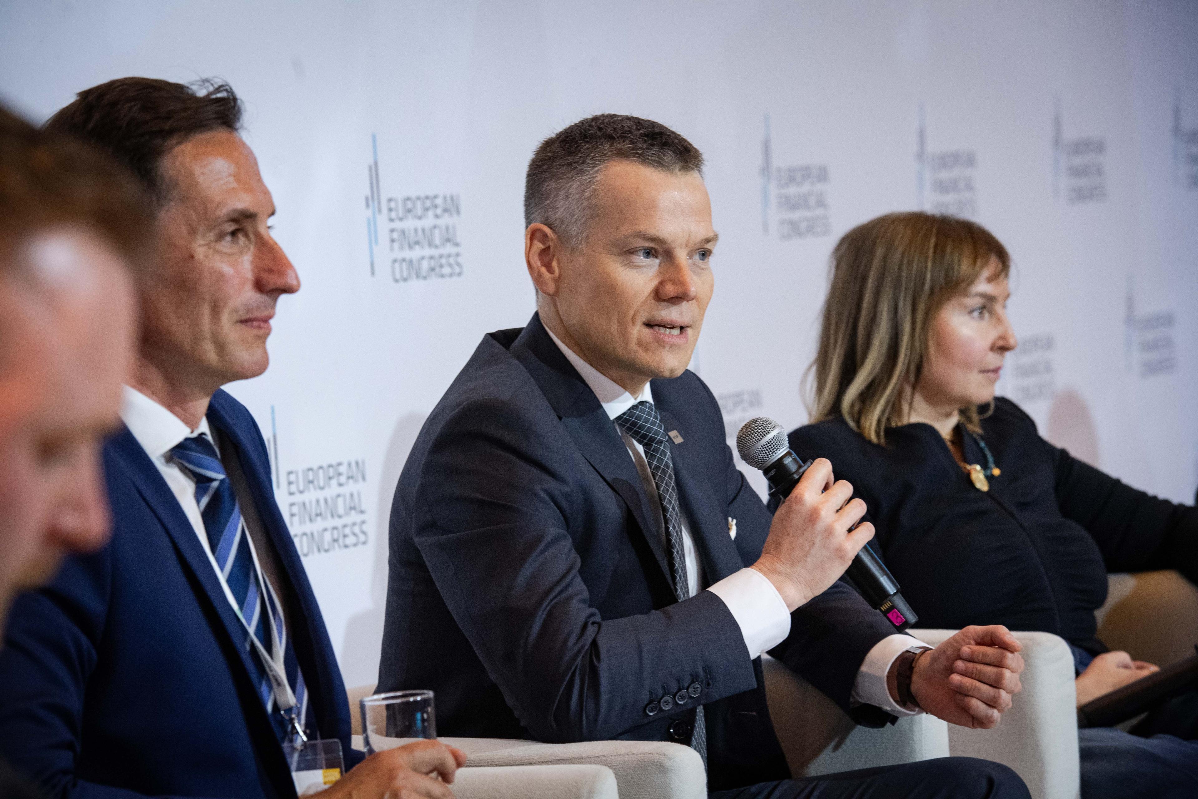 another photo of Jacek Jastrzębski during debate
