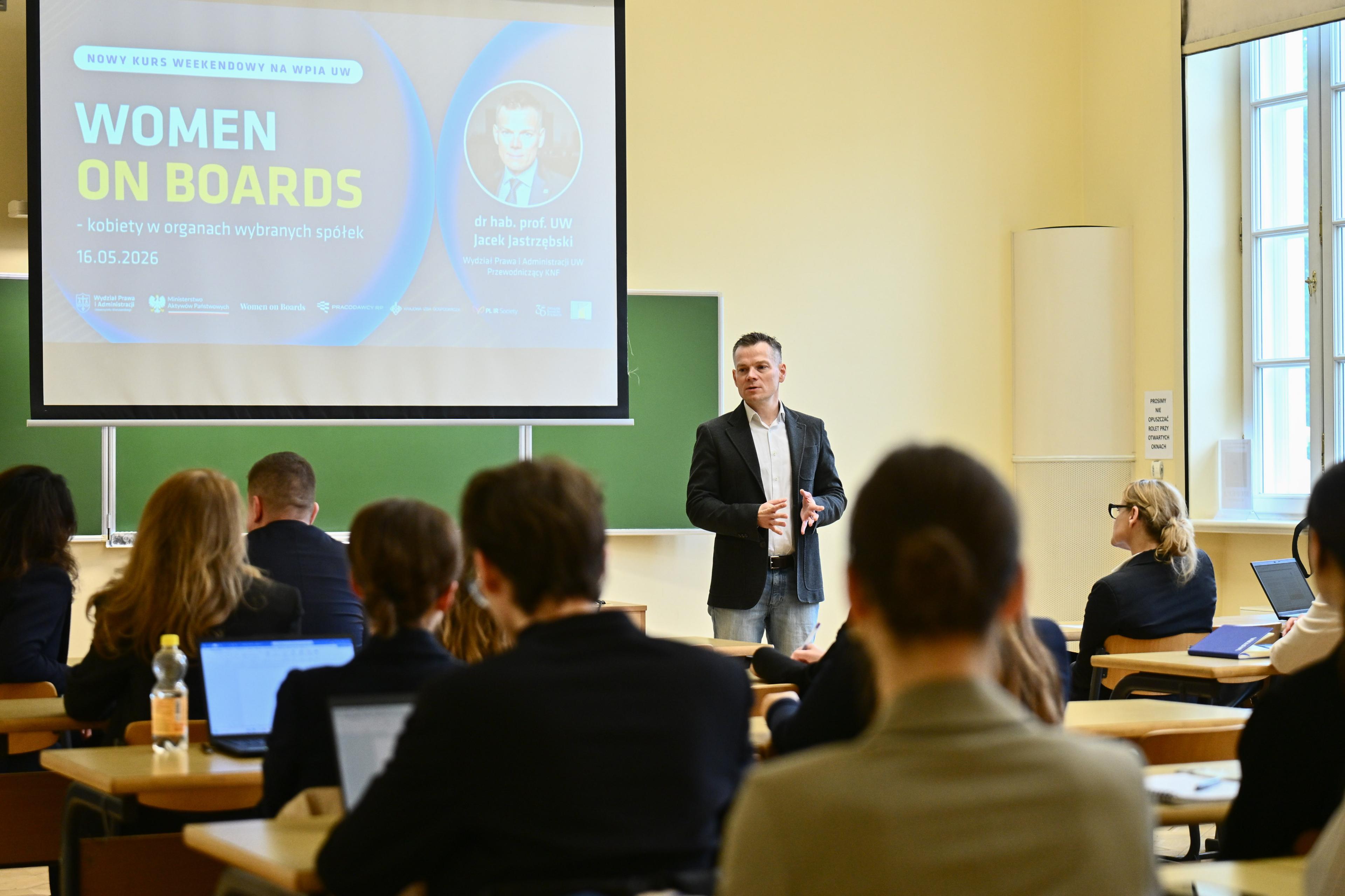 Jacek Jastrzębski wystąpił podczas inauguracji kursu „Women on Boards” WPiA UW-2