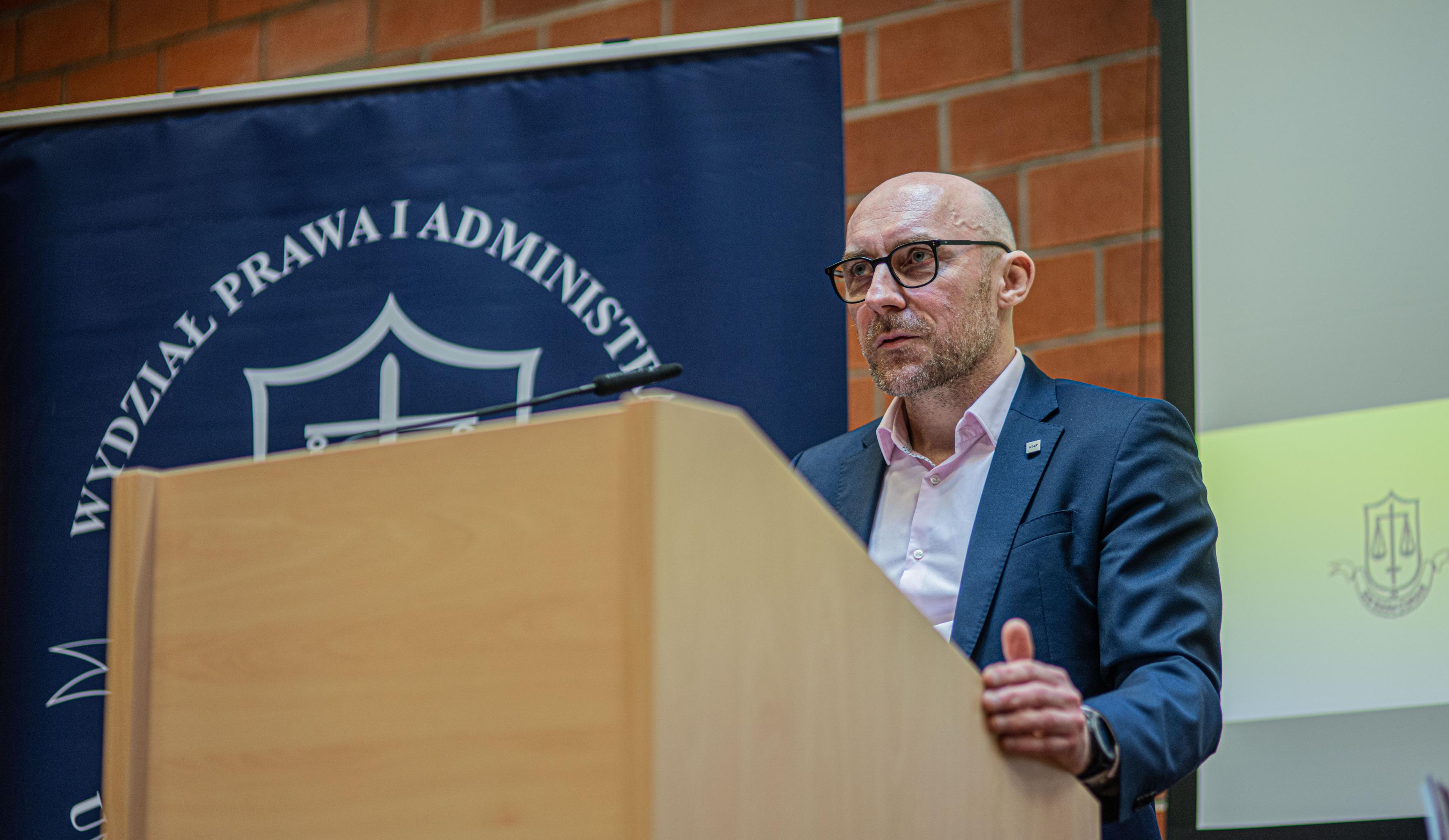 Emil_Radziszewski_i_Piotr_Brudnicki_wystapili_na_wspolnej_konferencji_UW_UKNF_RPO_RF