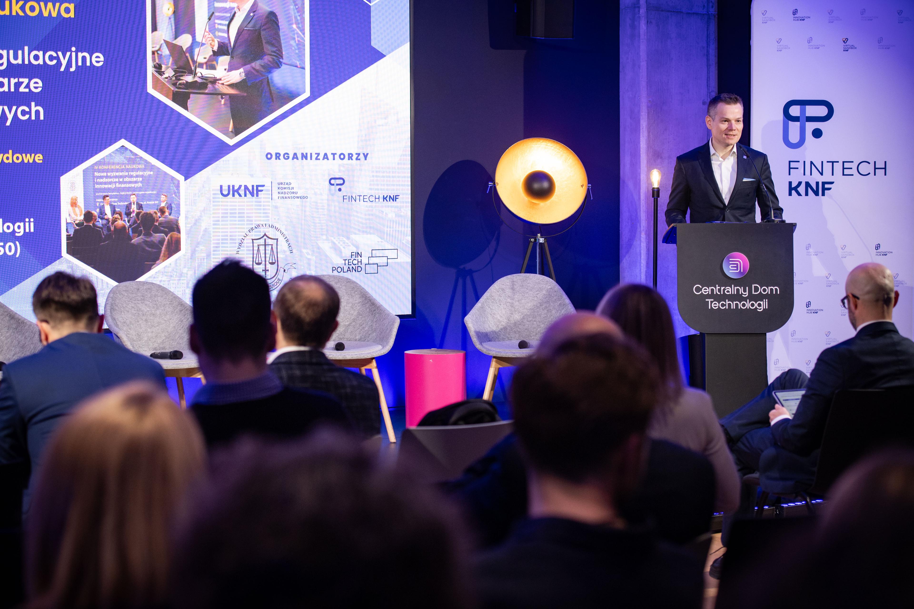 Jacek_Jastrzebski-otworzyl_VI_Konferencje_Nowe_wyzwania_regulacyjne_i_nadzorcze_w_obszarze_innowacji_finansowych