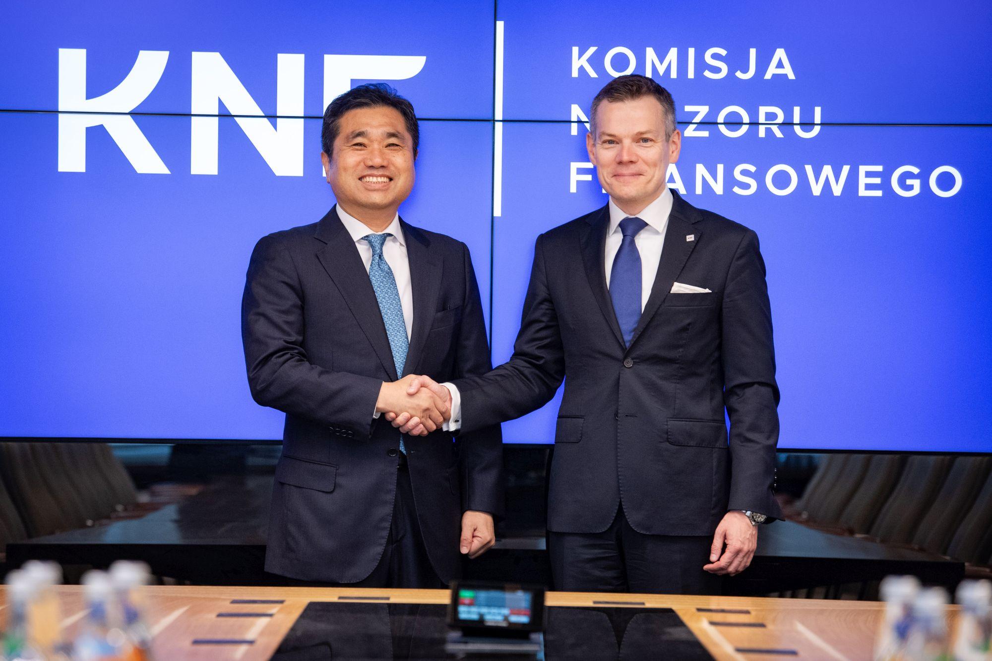 Jacek_Jastrzebski_Przewodniczacy_KNF_oraz_Hoonmin_Lim_Ambasador_Republiki_Korei_w_Polsce