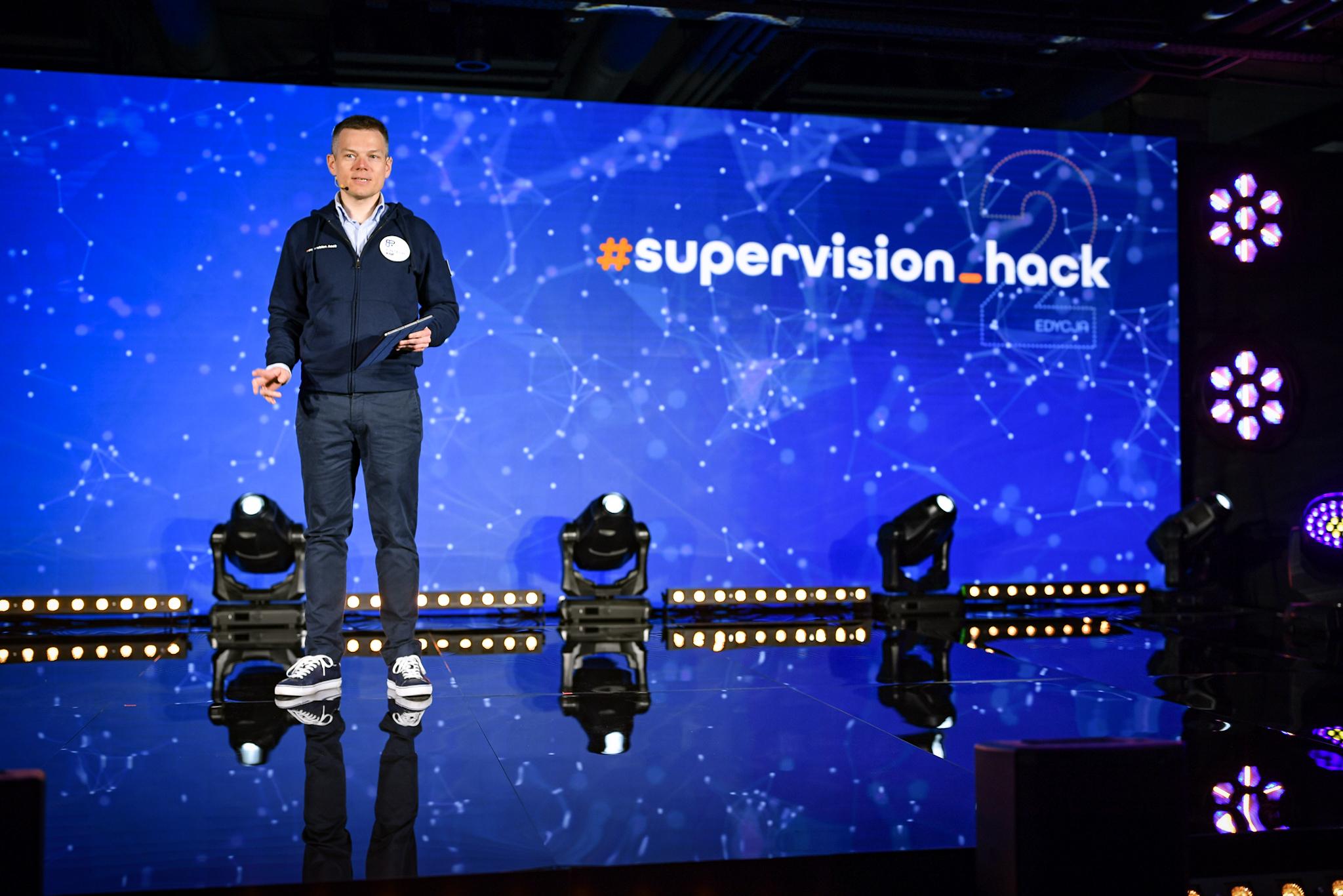 Jacek_Jastrzebski_otwiera_Supervision_Hack_UKNF