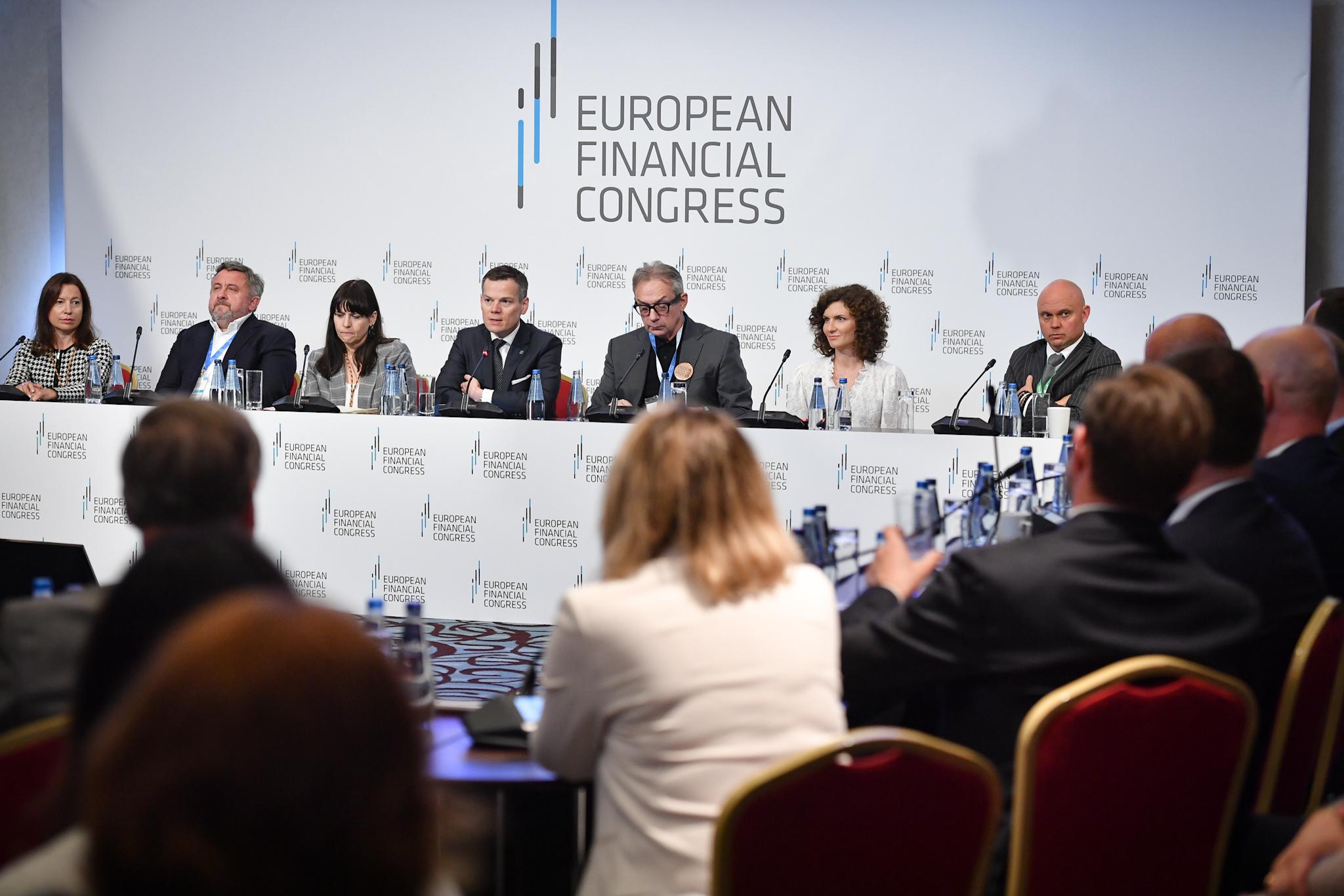 Jacek_Jastrzebski_wzial_udzial_w_panelu_o_regulacjach_podczas_EKF