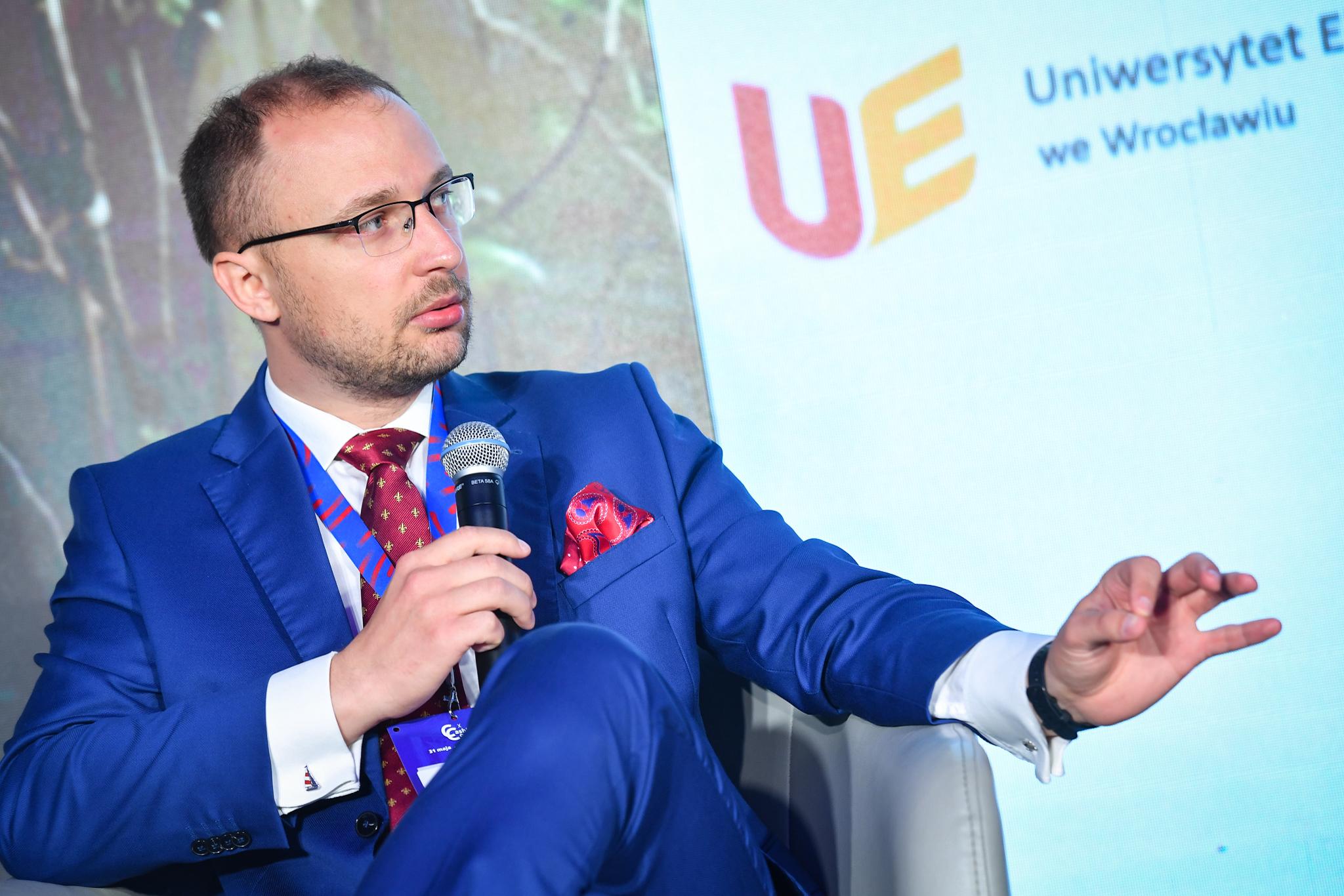 Jan_Ziomek_w_panelu_dyskusyjnym_podczas-X_Cashless_Congress