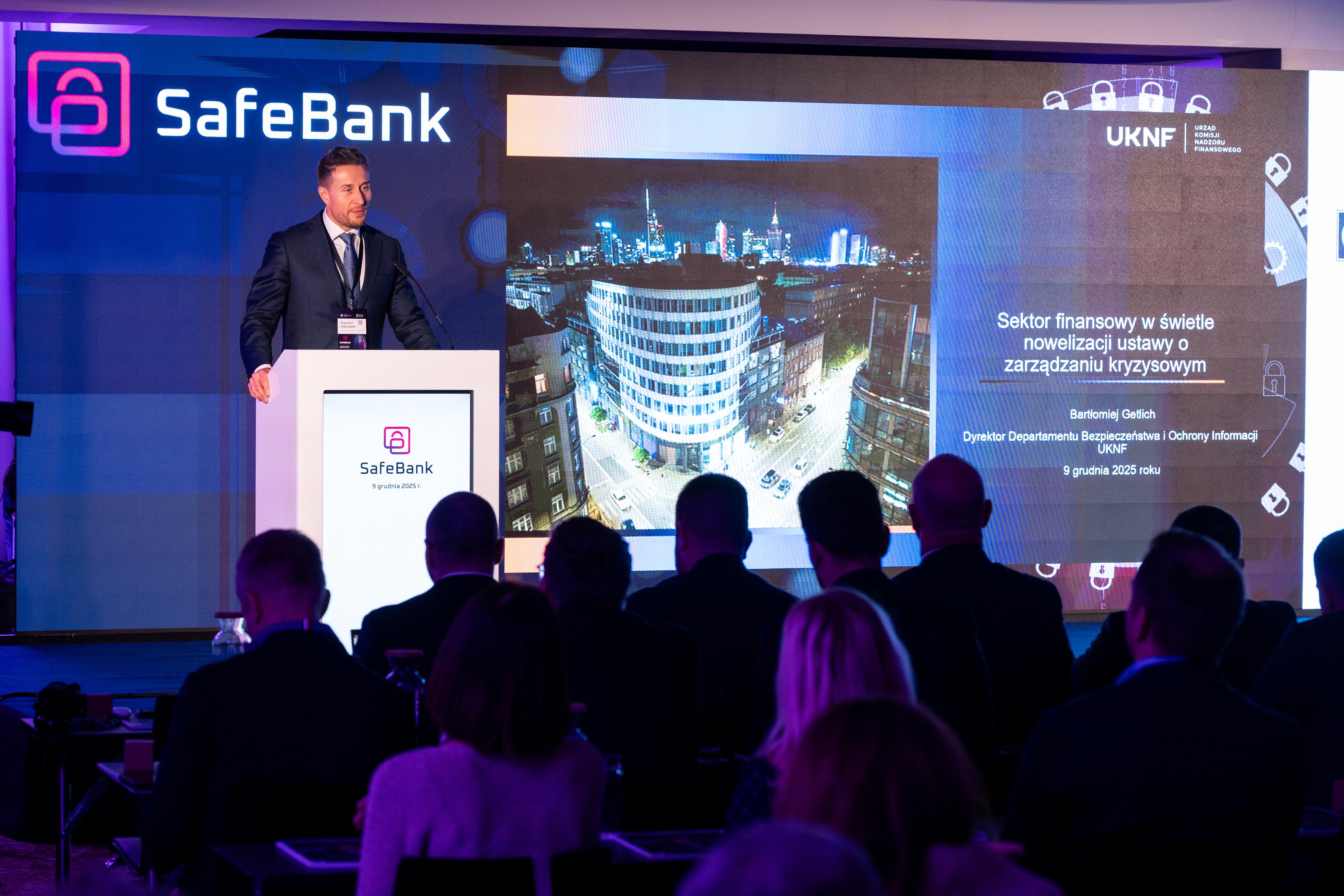 Krzysztof Dąbrowski podczas konferencji SafeBank