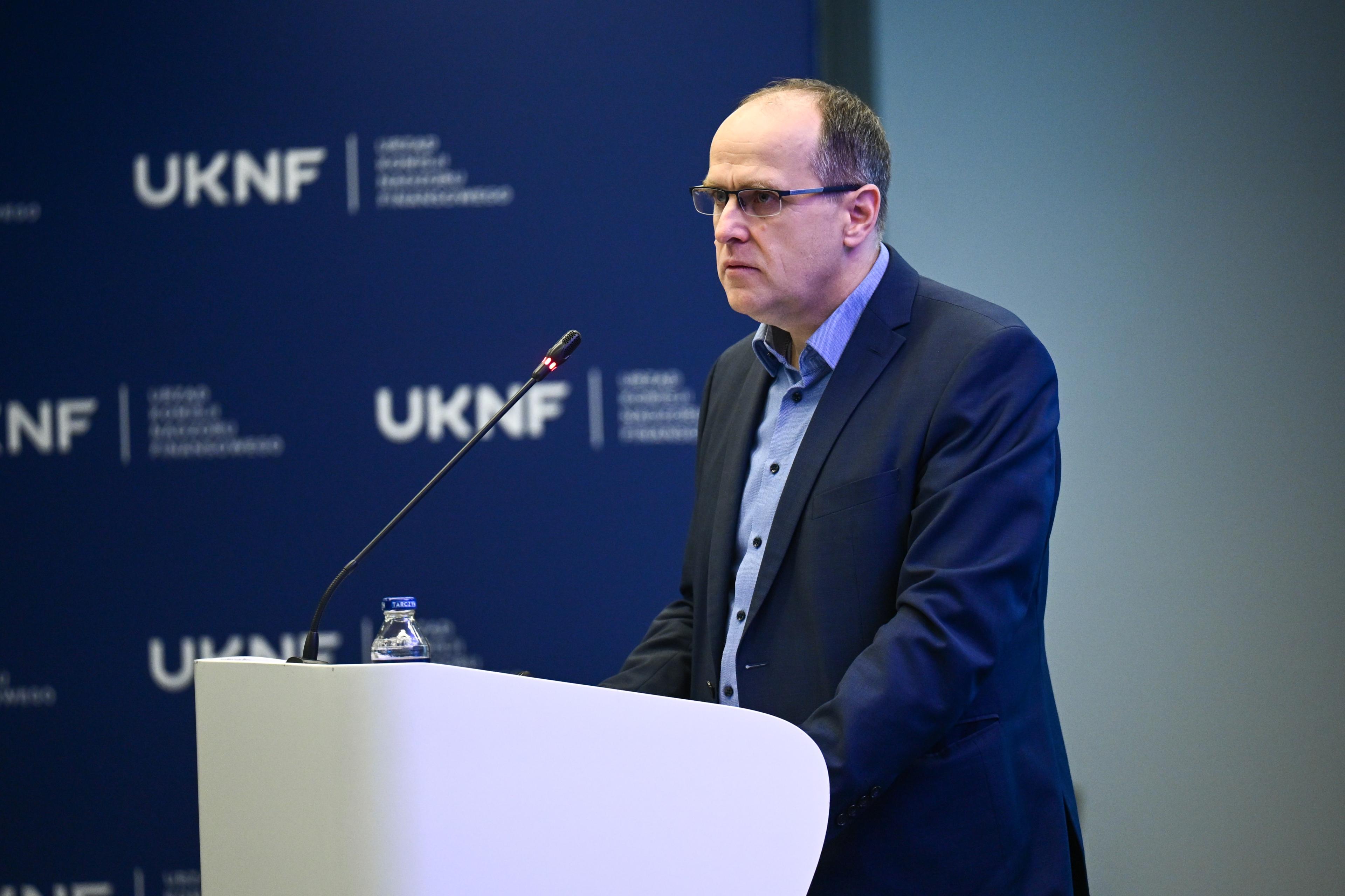 Krzysztof Kluza podczas semiunarium - Wydatki zbrojeniowe – wpływ na gospodarkę i system finansowy