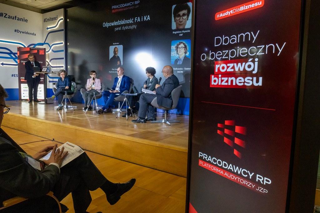 Magdalena Wysocka na scenie podczas panelu