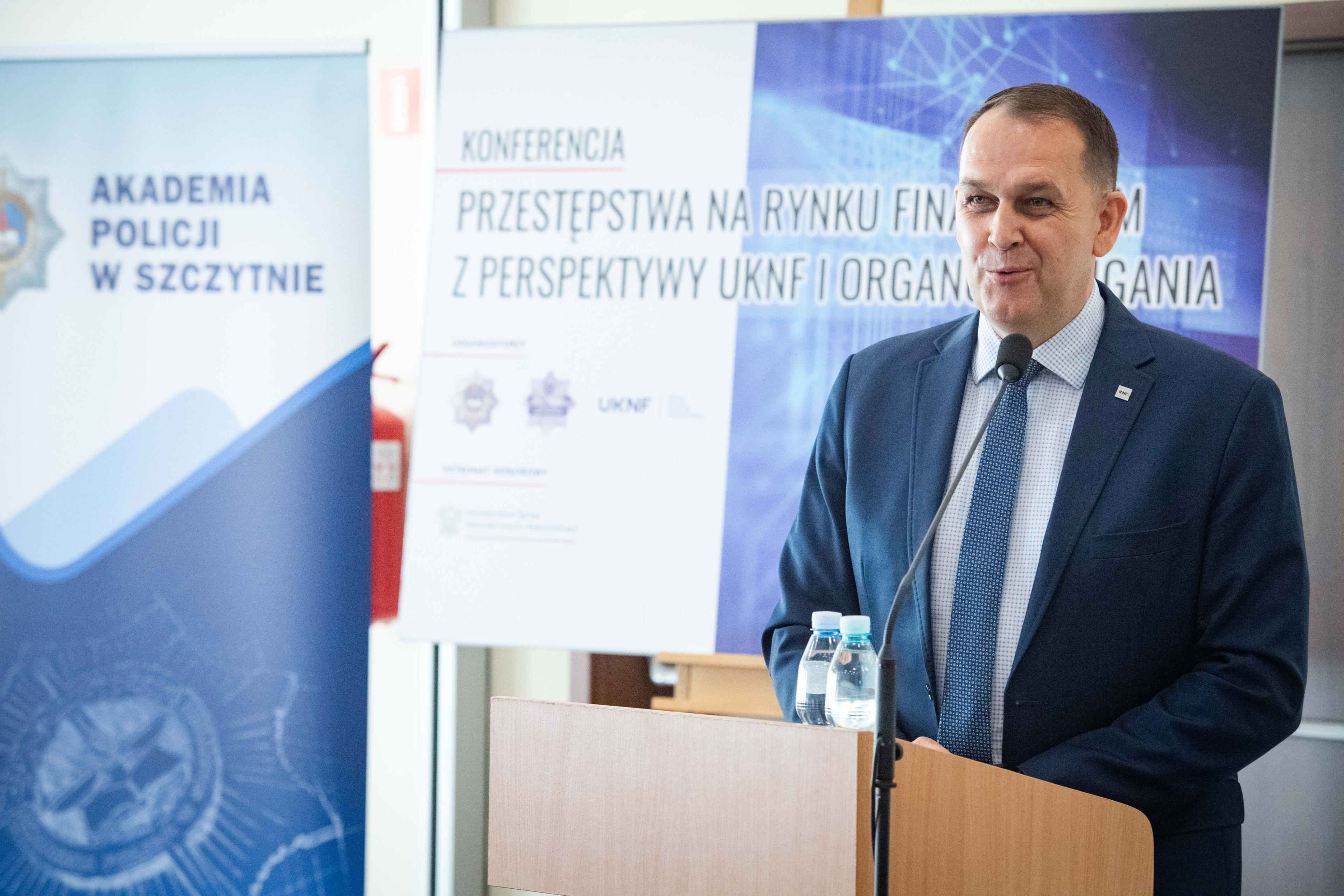 Norbert_Sewruk_na_konferencji_UKNF_i_Policji_nt_zwalczania_przestepstw_na rynku_finansowym.jpg