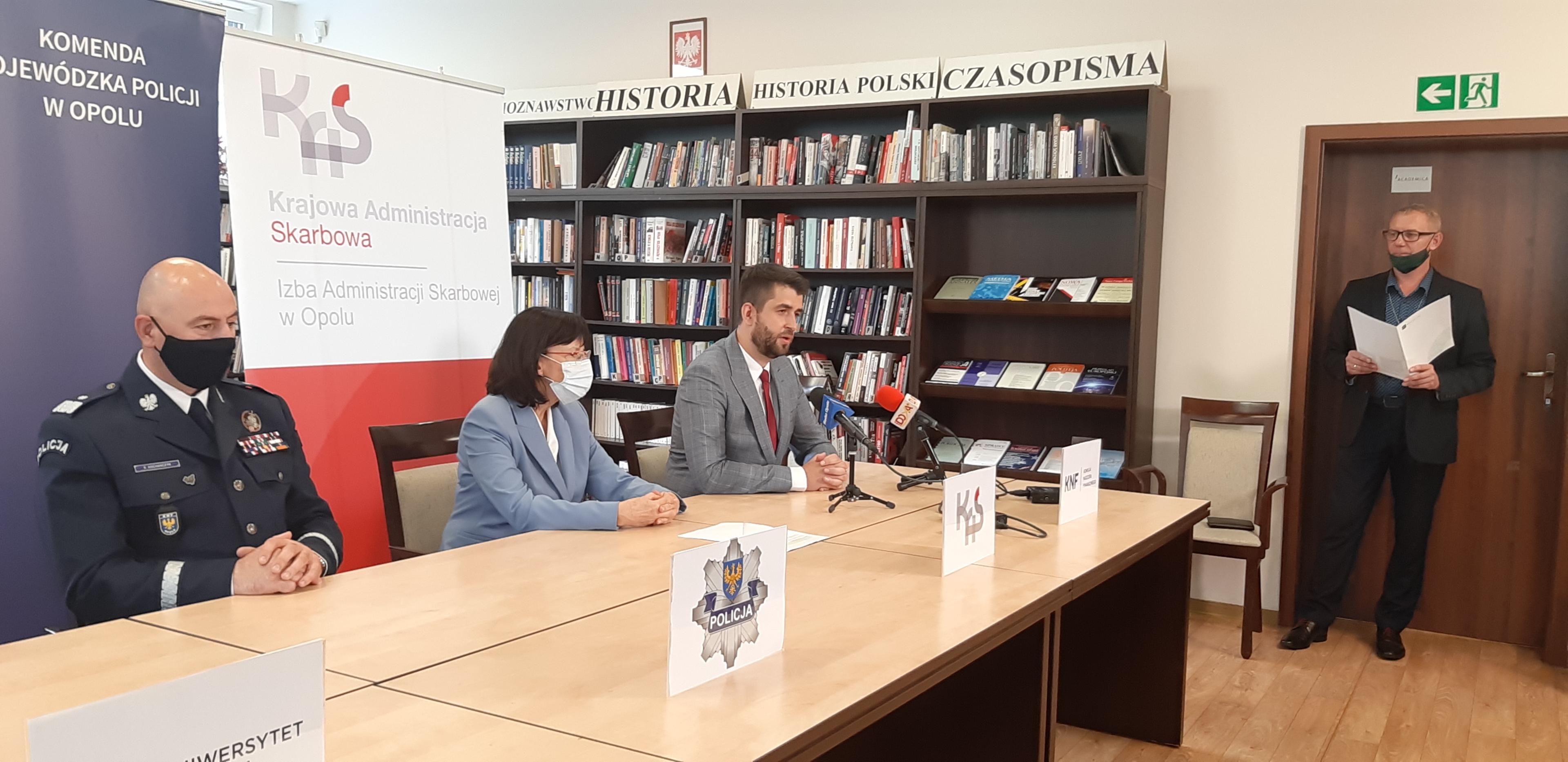 Pawel_Piekutowski_na_warsztatach_Bezpieczne_klikanie-od_przedszkola_do_senioraponent