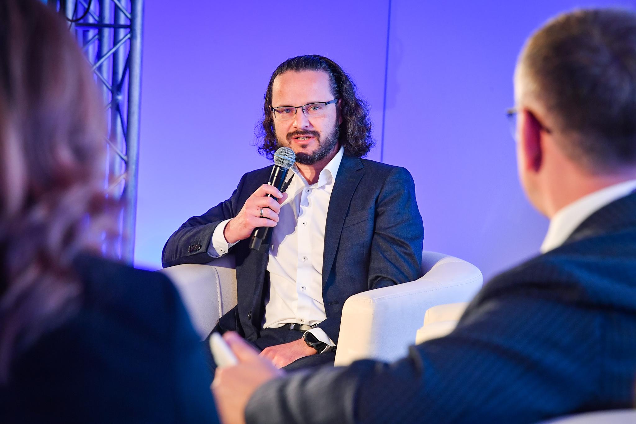 Piotr_Kozinski_w_panelu_na_Forum_Funduszy_IZFiA