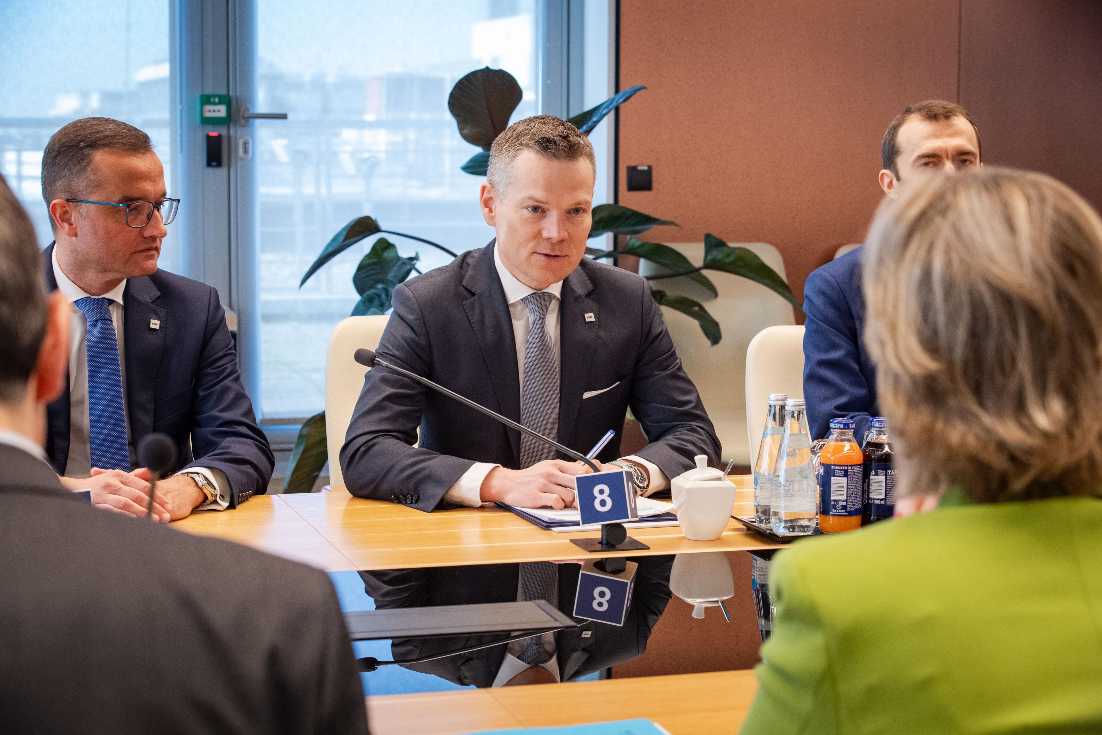 Przewodniczacy_KNF_spotkanie_z_Komisarzem_ds_Uslug_Finansowych_oraz_Unii_Oszczednosci_i_Inwestycji_2.jpg