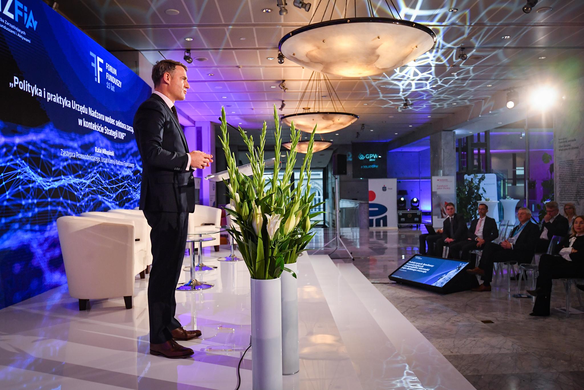 Rafal_Mikusinski_Zastepca_Przewodniczacego_KNF_podczas_otwarcia_XV_Forum_FunduszyIZFiA