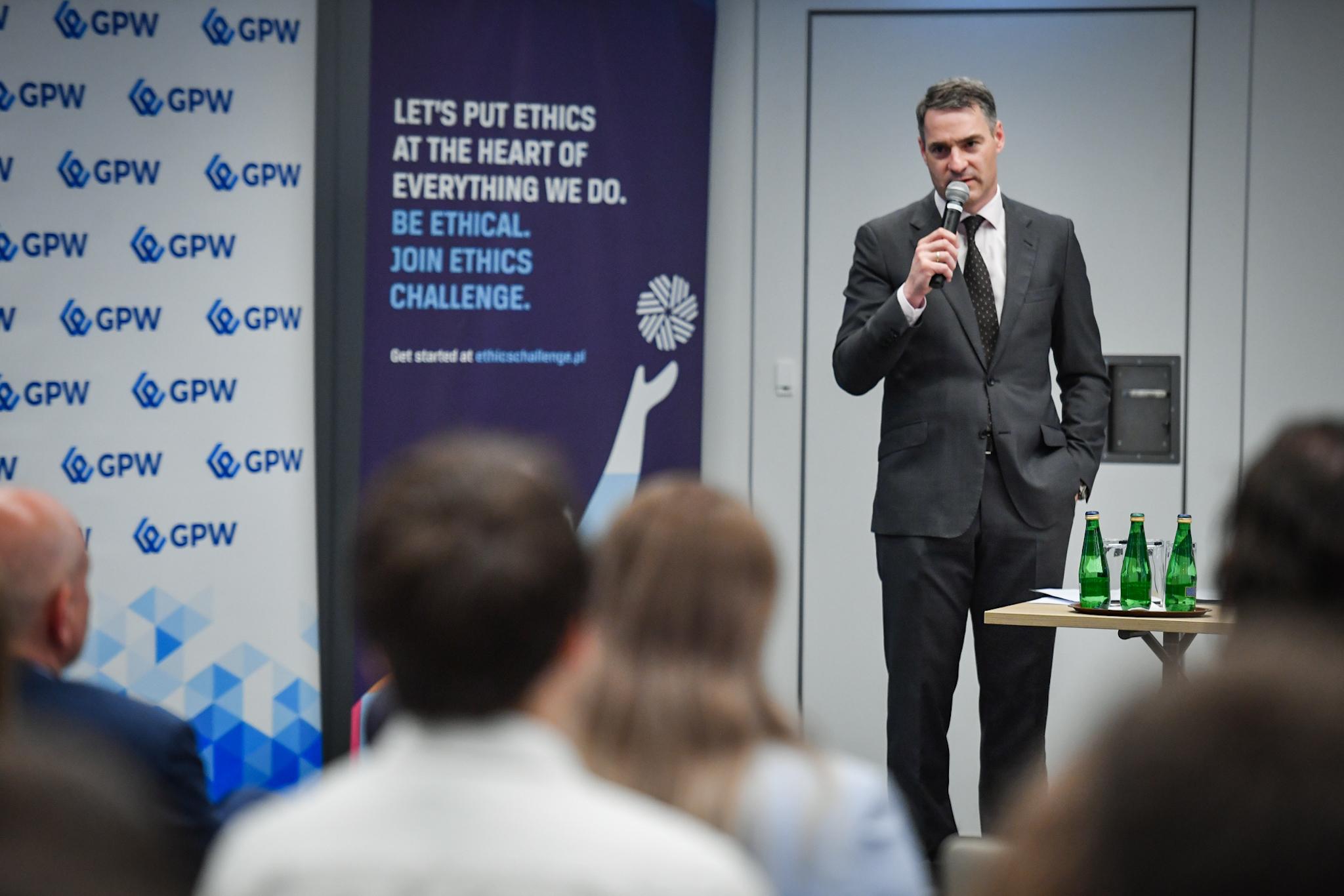 Rafal_Mikusinski_podczas_Finalu_5_edycji_konkursu_Ethics_Challenge_2022_w_UKNF