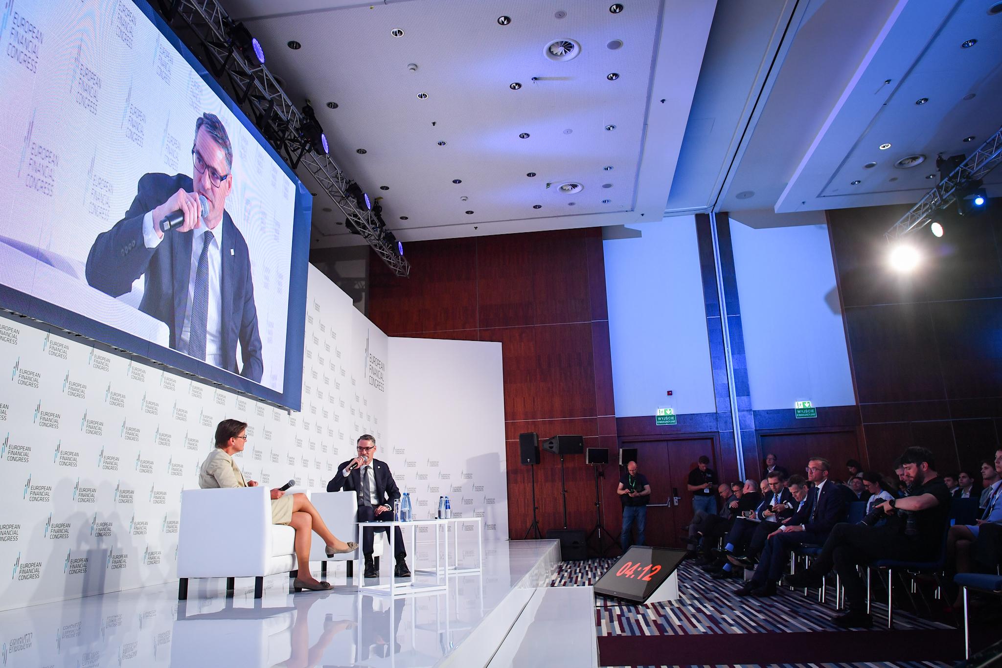 Rafal_Mikusinski_poprowadzil_Fireside_Chat_z_Verena_Ross_podczas_EKF