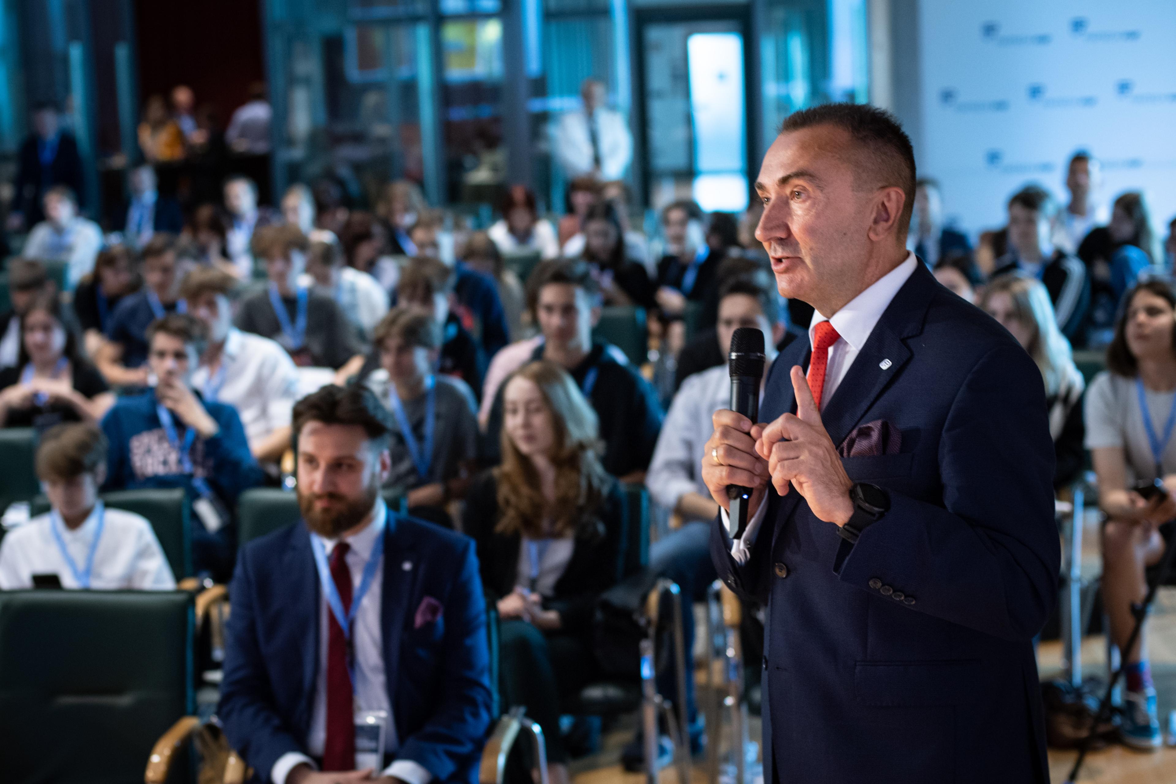 Spotkanie_UKNF-z_uczniami_w_ramach_CEBRF