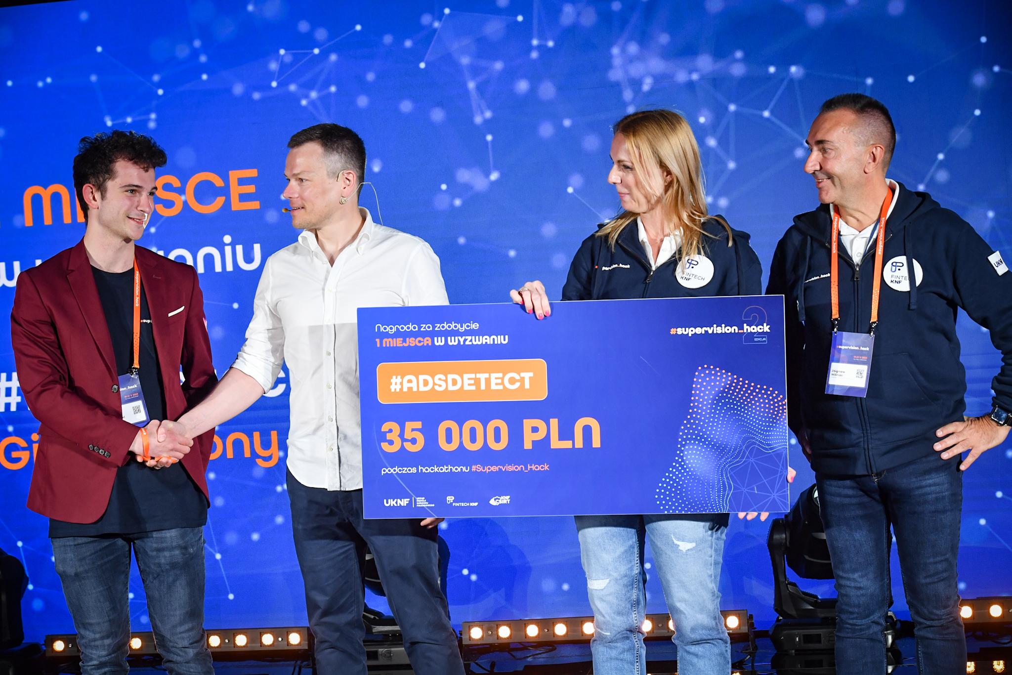 Wreczanie_nagrod_w_II_edycji_hackathonu_zorganizowanego_przez_UKNF_Supervision_Hack.