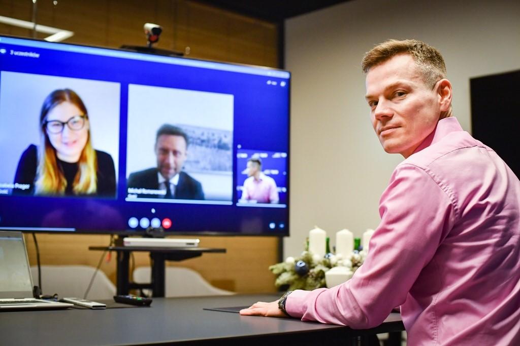 Zdjęcie Przewodniczącego KNF ze spotkania online z autorką i promotorem zwycięskiej pracy doktorskiej