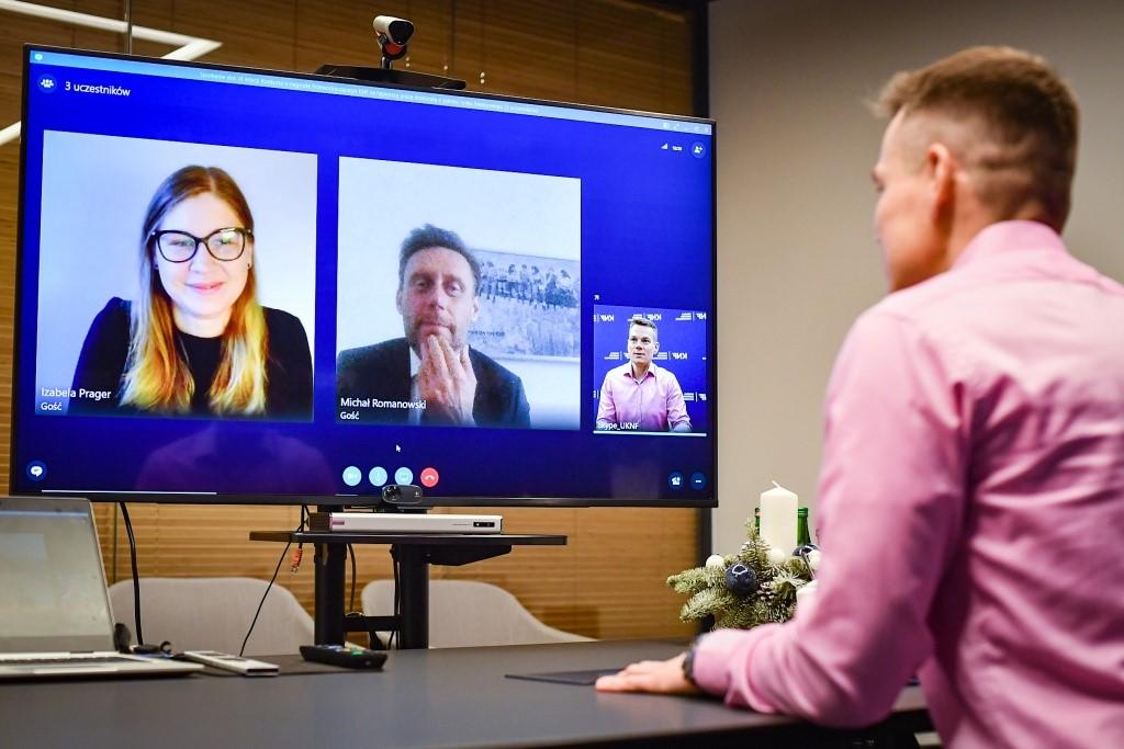Zdjęcie ze spotkania online Przewodniczącego KNF z dr Izabelą Prager oraz promotorem nagrodzonej pracy doktorskiej