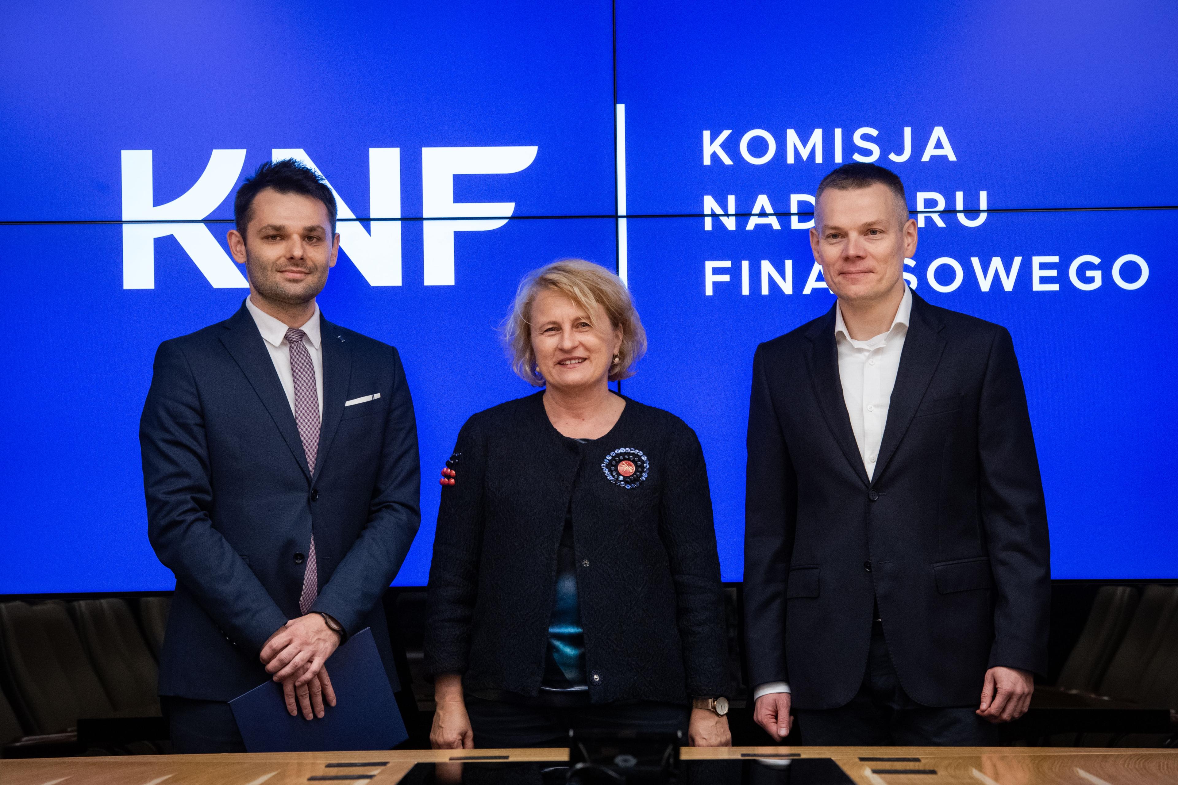 Zdjęcie Przewodniczącego KNF oraz autora i promotorki pracy doktorskiej wyróżnionej w XII edycji Konkursu