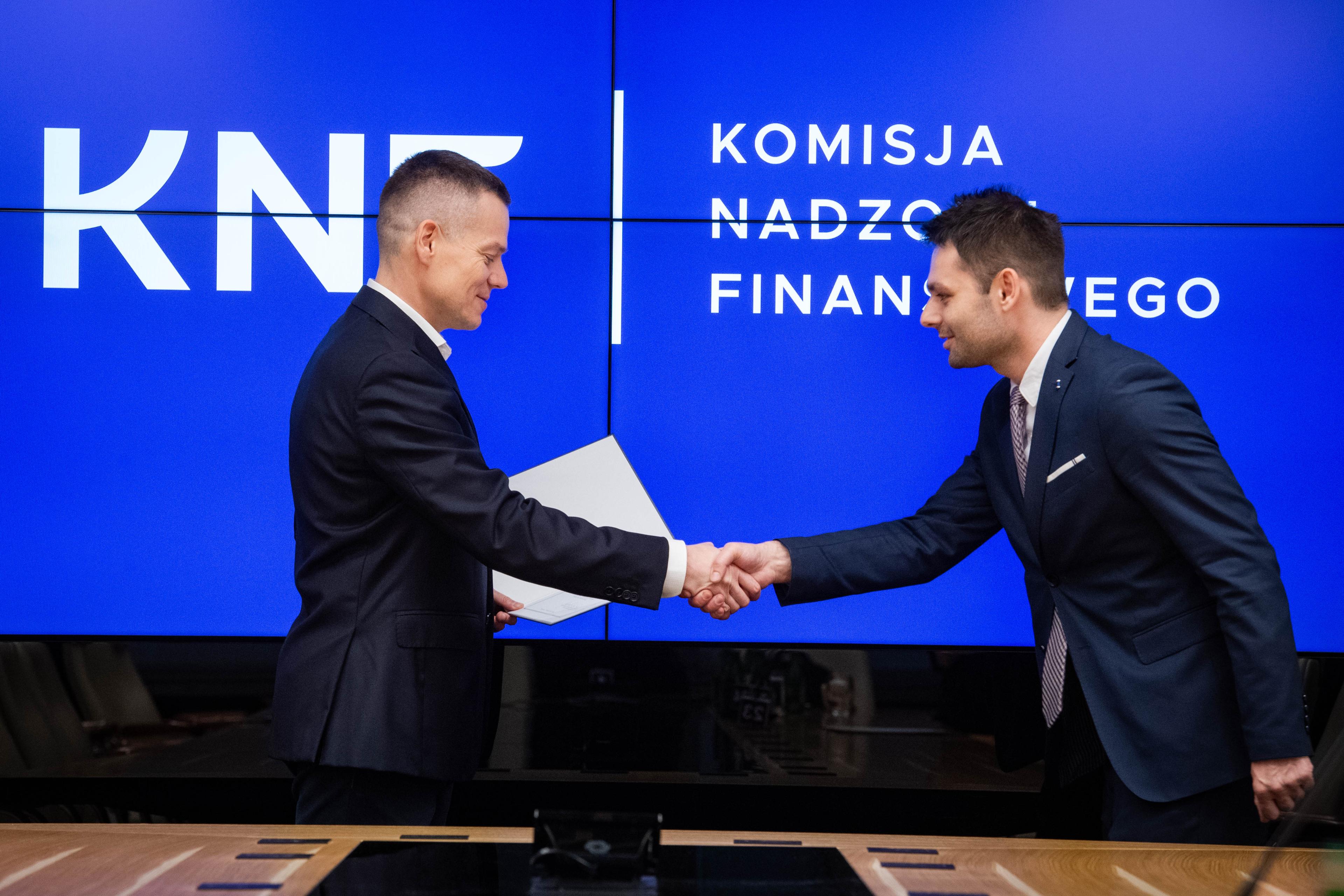 Zdjęcie Przewodniczącego KNF oraz autora pracy doktorskiej wyróżnionej w XII edycji Konkursu