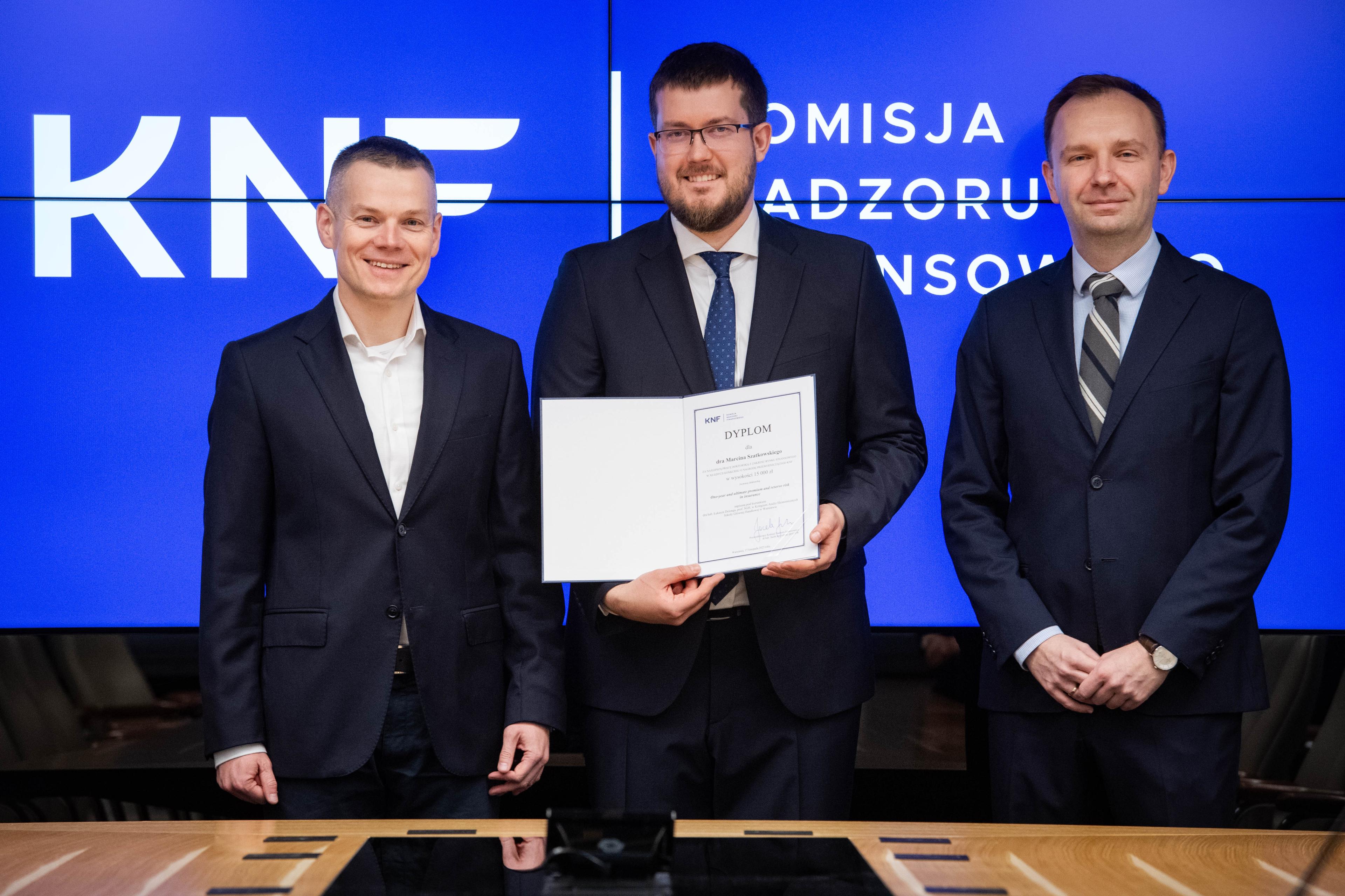 Zdjęcie Przewodniczącego KNF, laureata XII edycji Konkursu oraz jego promotora 1