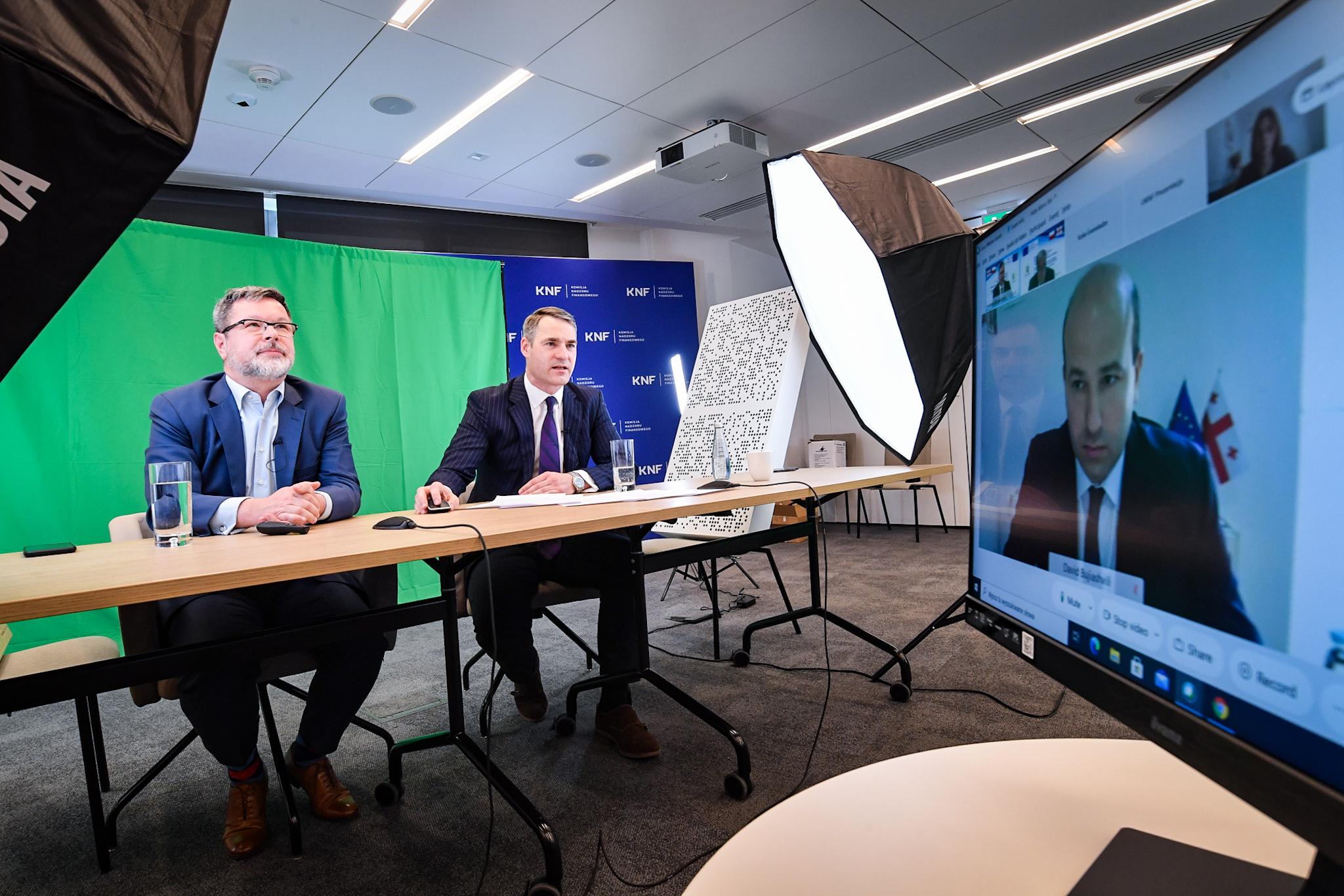 Rafał Mikusiński, zastępca przewodniczącego KNF oraz Michał Kruszka, Kierownik Projektu ze strony UKNF podczas konferencji podsumowującej wyniki unijnego projektu