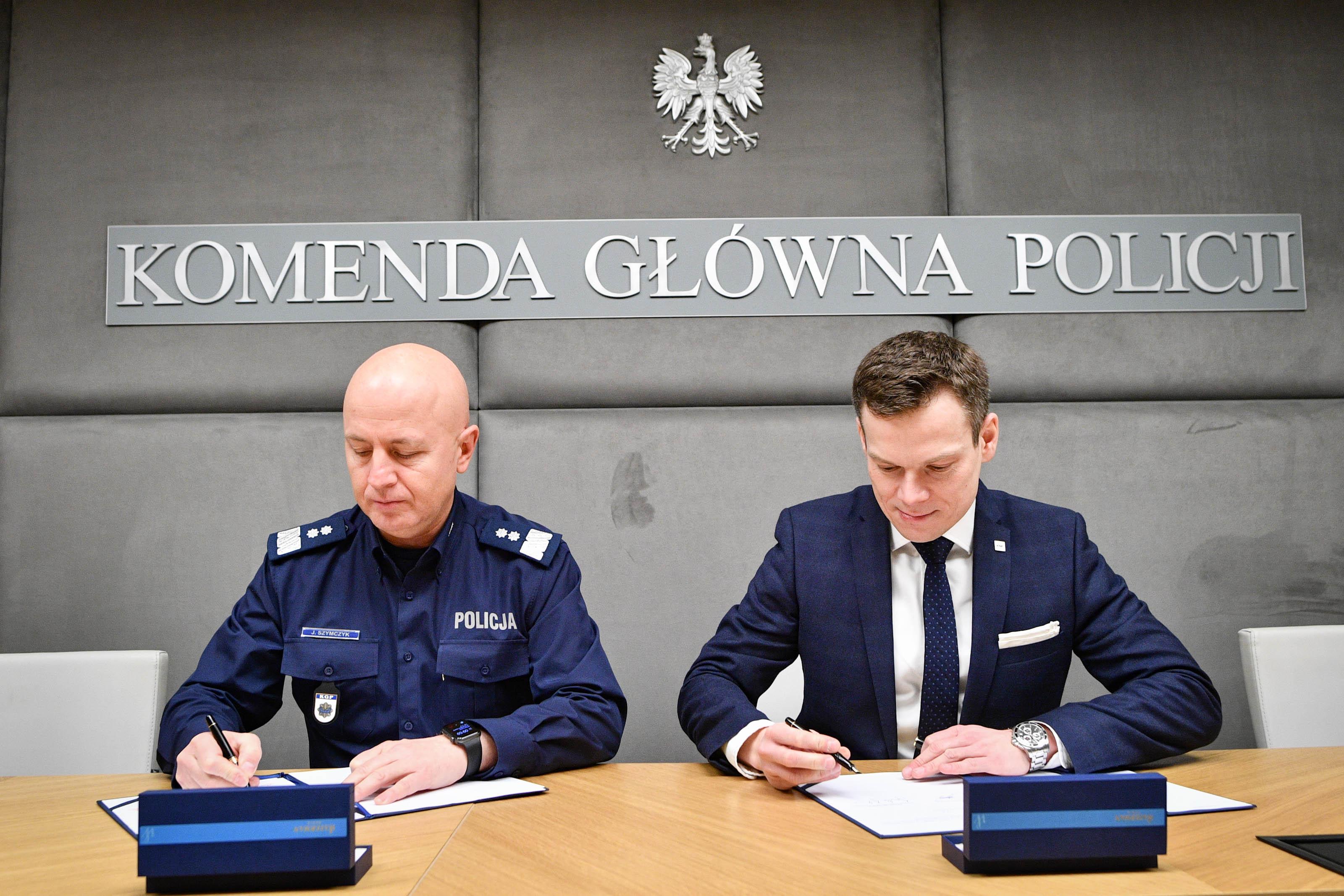 Komendant Główny Policji gen. Jarosław Szymczyk i Przewodniczący Komisji Nadzoru Finansowego Jacek Jastrzębski podczas podpisywania porozumienia Porozumienie w sprawie zasad współpracy pomiędzy UKNF i KGP