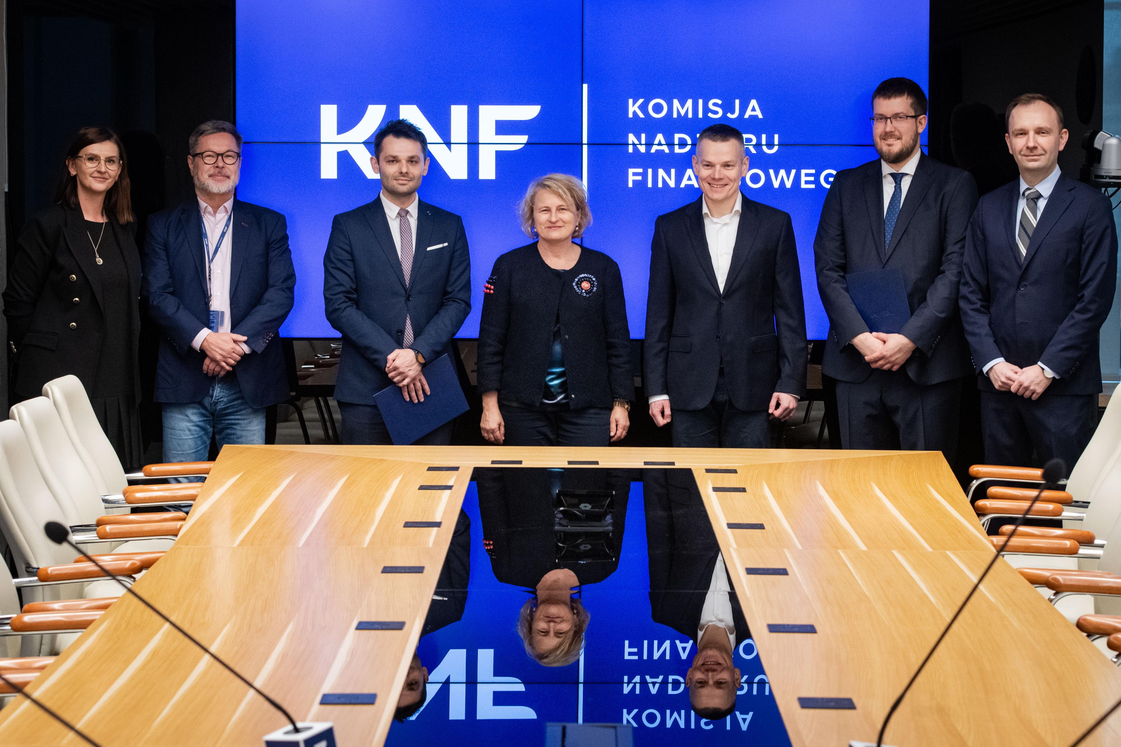 zdjęcie zbiorowe Przewodniczący KNF, Przewodniczący Kapituły Konkursu, autorzy prac i ich promotorzy 1