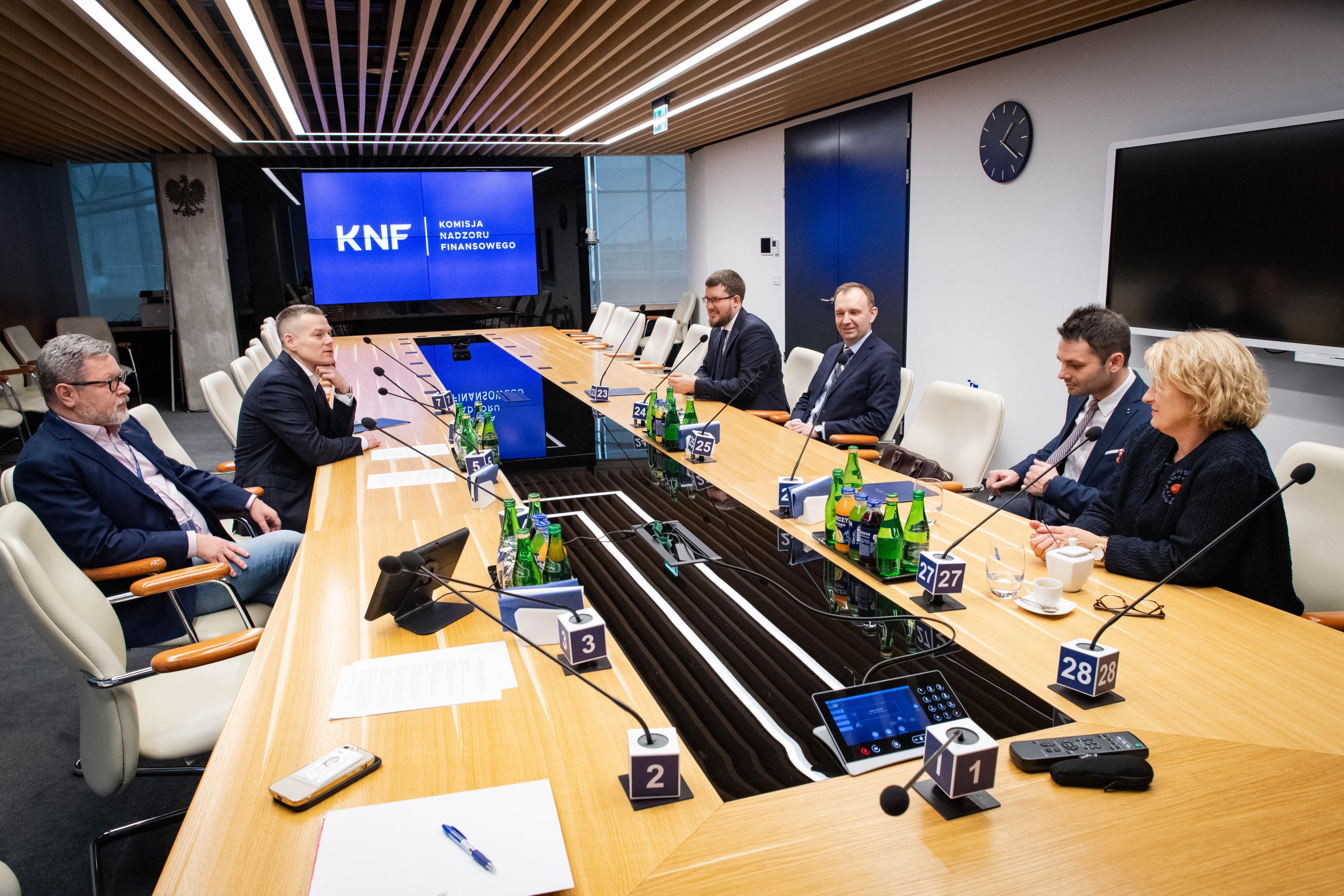 zdjęcie zbiorowe - Przewodniczący KNF, Przewodniczący Kapituły Konkursu, autorzy prac i ich promotorzy 3