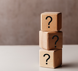 wieża z kostek ze znakami zapytania